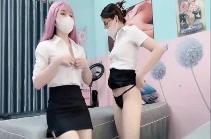 Cuộc vui cùng hàng xóm cũ Thanh niên nhút nhát và bà mẹ dâm đãng